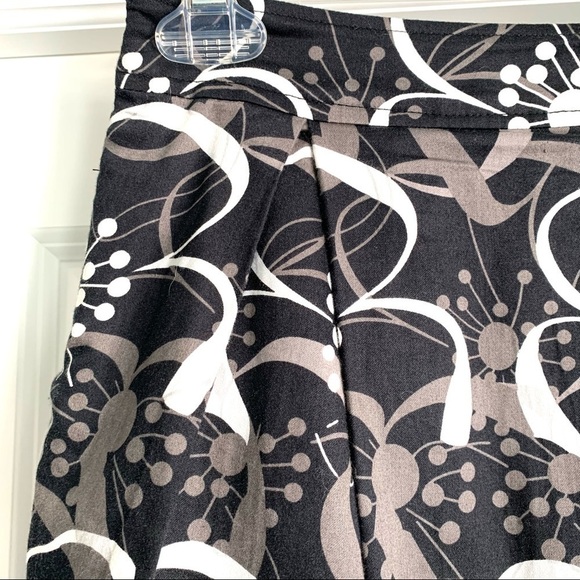 Forever 21 Mini Black, White & Gray Floral Skirt with Pockets Size Small - Picture 5 of 8